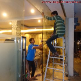 pintu kaca tempered