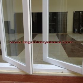 jendela aluminium pivot