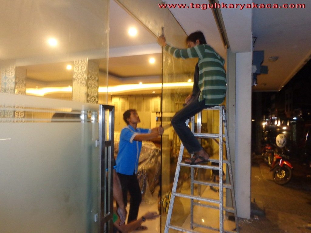 pintu kaca tempered