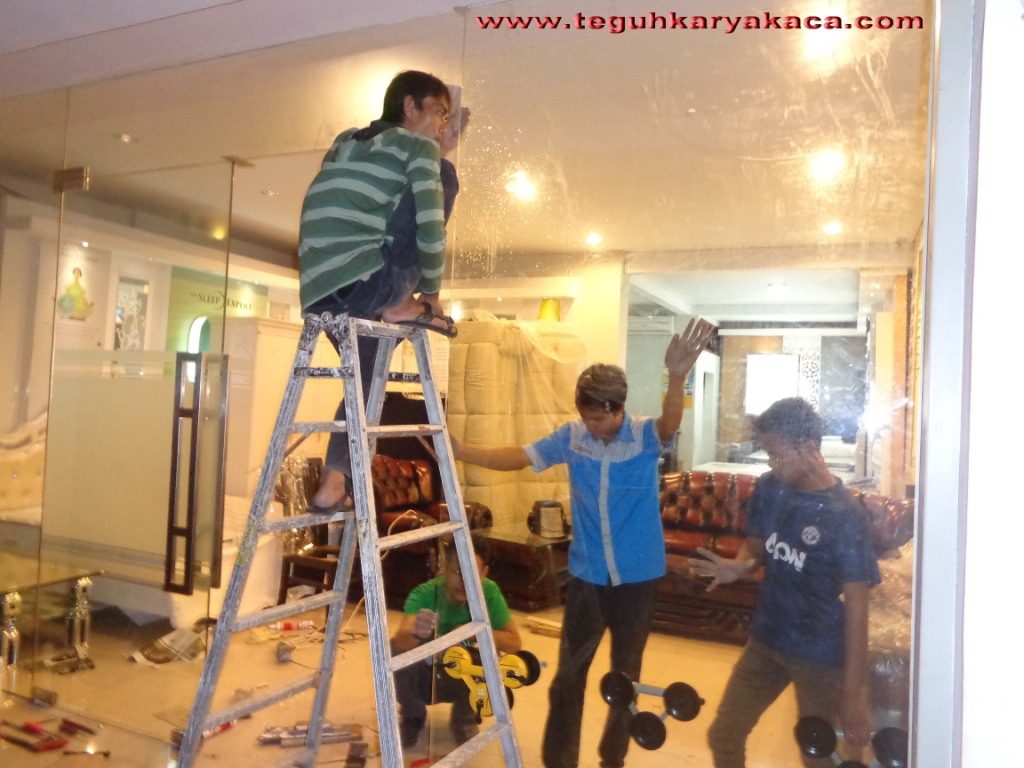 pintu kaca tempered